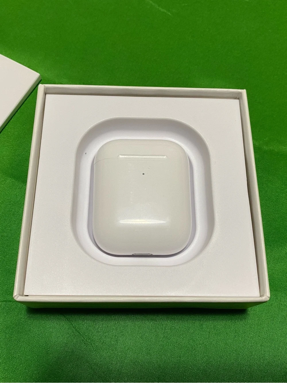 Apple White Wireless Earbuds with Charging Case